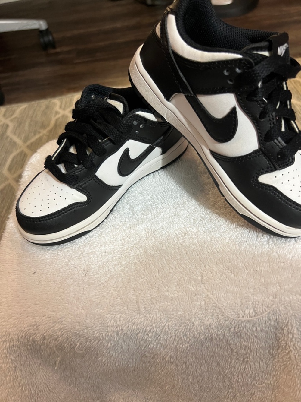 Nike Kids Black and White Low-Top Sneakers - Picture 2 of 8